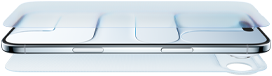 En smartphone med beskyttelsesglas, der viser den buede kant og transparente overflade mod en lys baggrund.