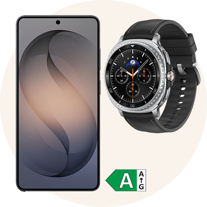 Smartphone og smartwatch med sort rem på orange baggrund, med et energimærke A i hjørnet.