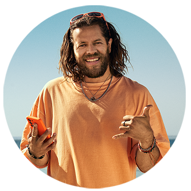 Surfer med mobil og håndtegn