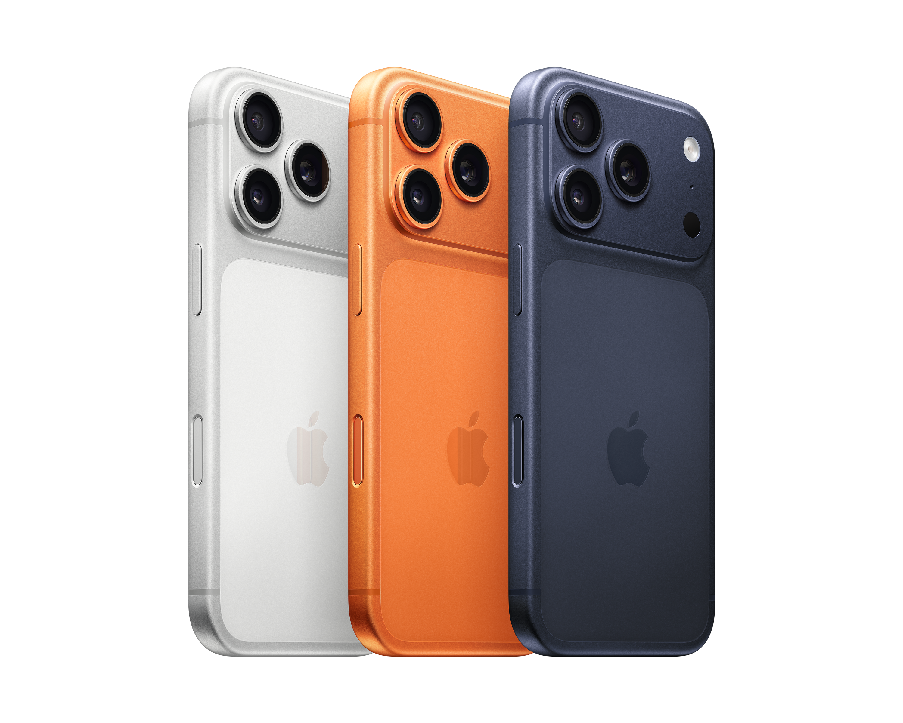 Tre iPhone-modeller vist bagfra i hvid, orange og mørkeblå farve, med fremhævede kameramoduler med flere linser.