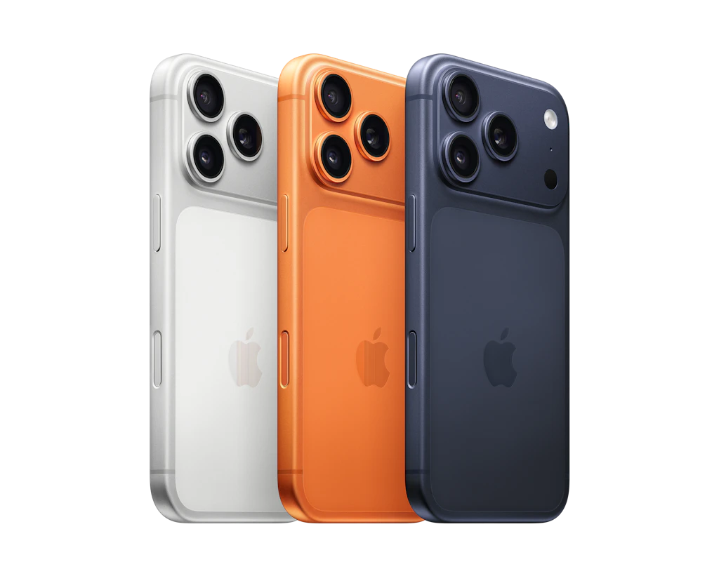 Tre iPhone-modeller vist bagfra i hvid, orange og mørkeblå farve, med fremhævede kameramoduler med flere linser.
