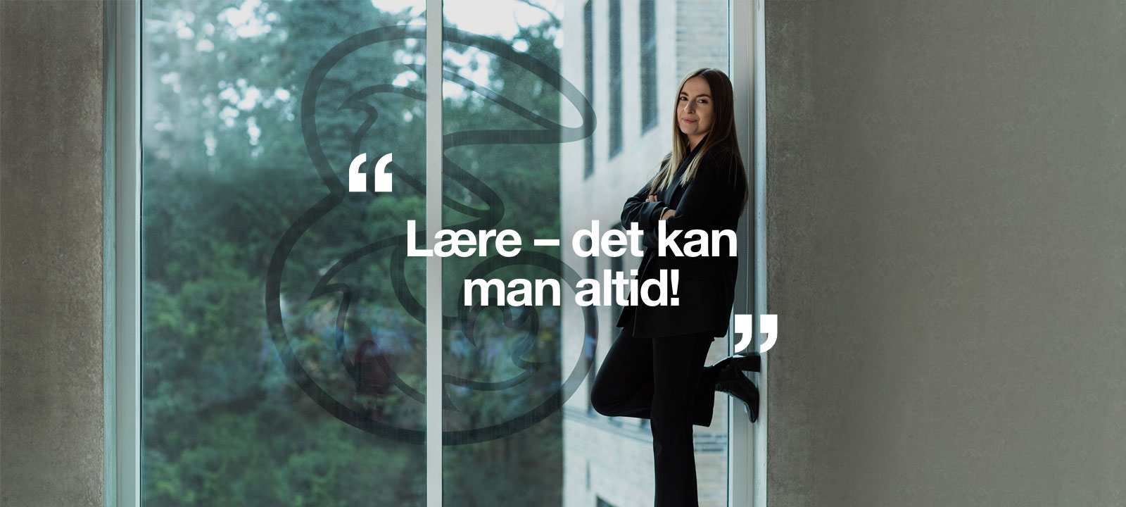 Om 3. Silvija Jevtic, Social Media Manager, siger: "Lære - det kan man altid!" Kvinde stående ved vindue med 3 logo i baggrunden. 