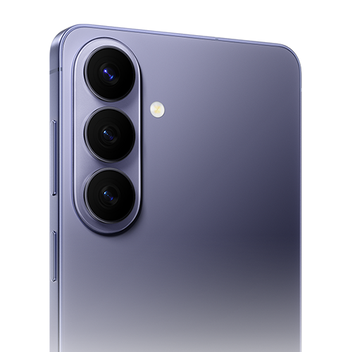 Lilla smartphone set fra bagsiden med tre kameralinser arrangeret vertikalt i en rund kameramodul.