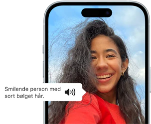 iPhone 15 - smilende person med sort bølget hår