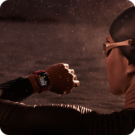 Apple watch s9 - svømmer kigger på ur