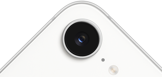 Nærbillede af et kamera på bagsiden af en hvid smartphone med en enkelt linse og en lille blitz