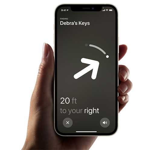 Billedet viser en mobil med skærmbilledet af AirTag præcisionen "hvor mange meter i denne retning, vist med en pil"