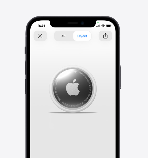 Billedet viser en iPhone med et AirTag fremvist på skærmen