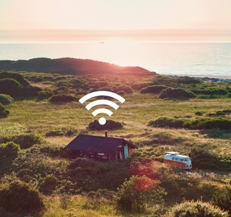 Hus i landskab ved kysten med 3Internet 