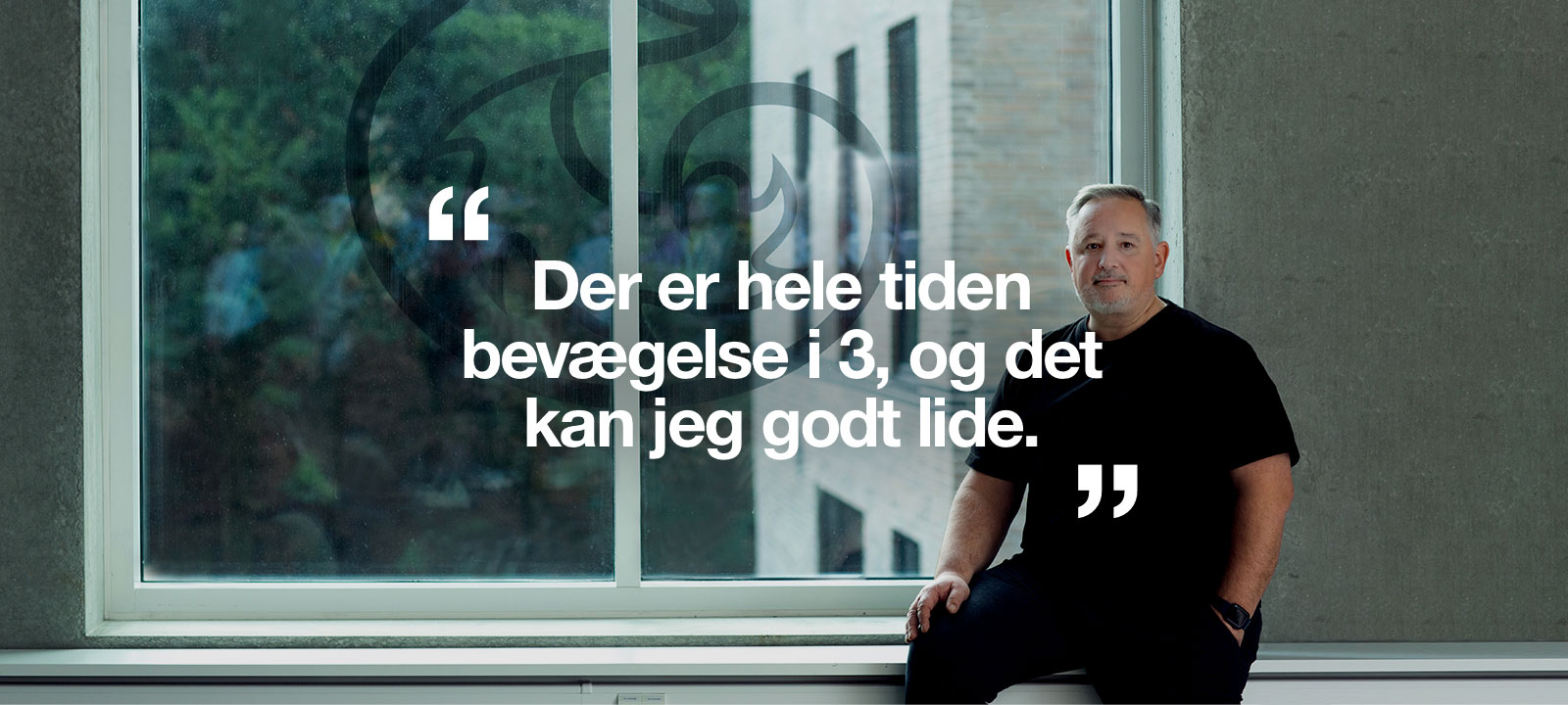 Om 3. Stefan Ring Støhrmann, Head of Network Operations, siger: "Der er hele tiden bevægelse i 3, og det kan jeg godt lide." Siddende ved vindue med 3 logo. 