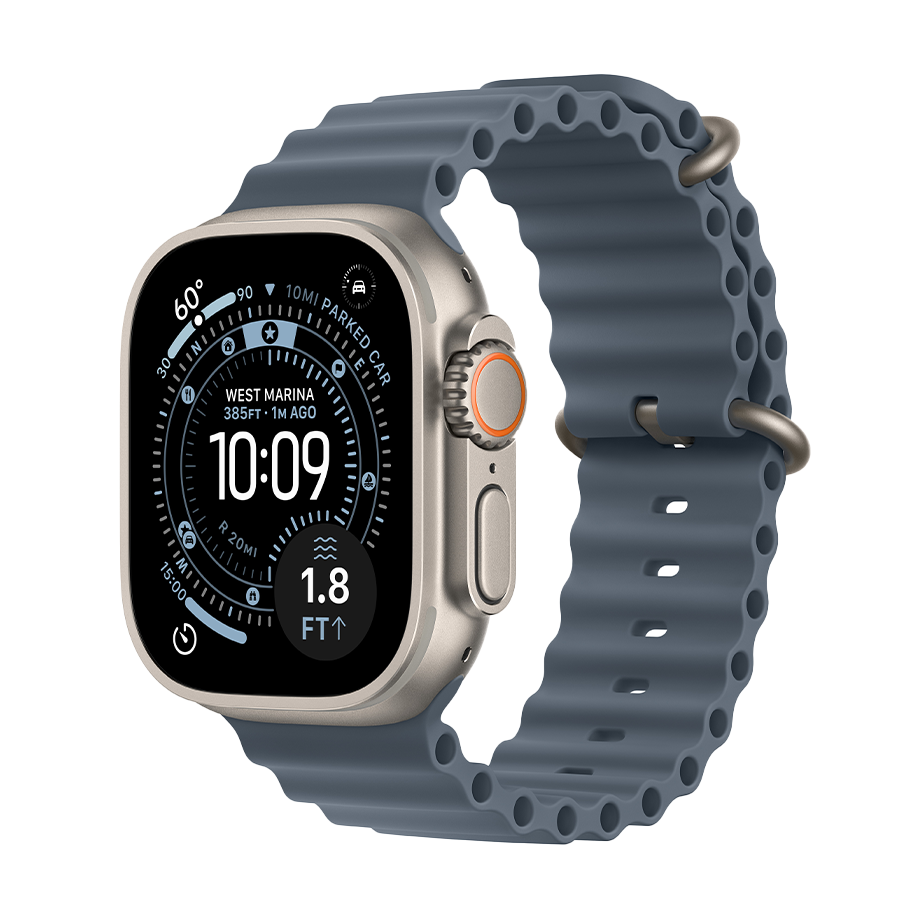 Smartwatch med sølvfarvet ramme og blågrå rem, der viser digitalt ur og navigationsinformation på skærmen.