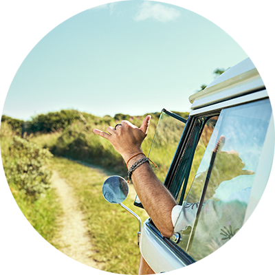 Hånd der laver et hang loose håndtegn ud af en bil