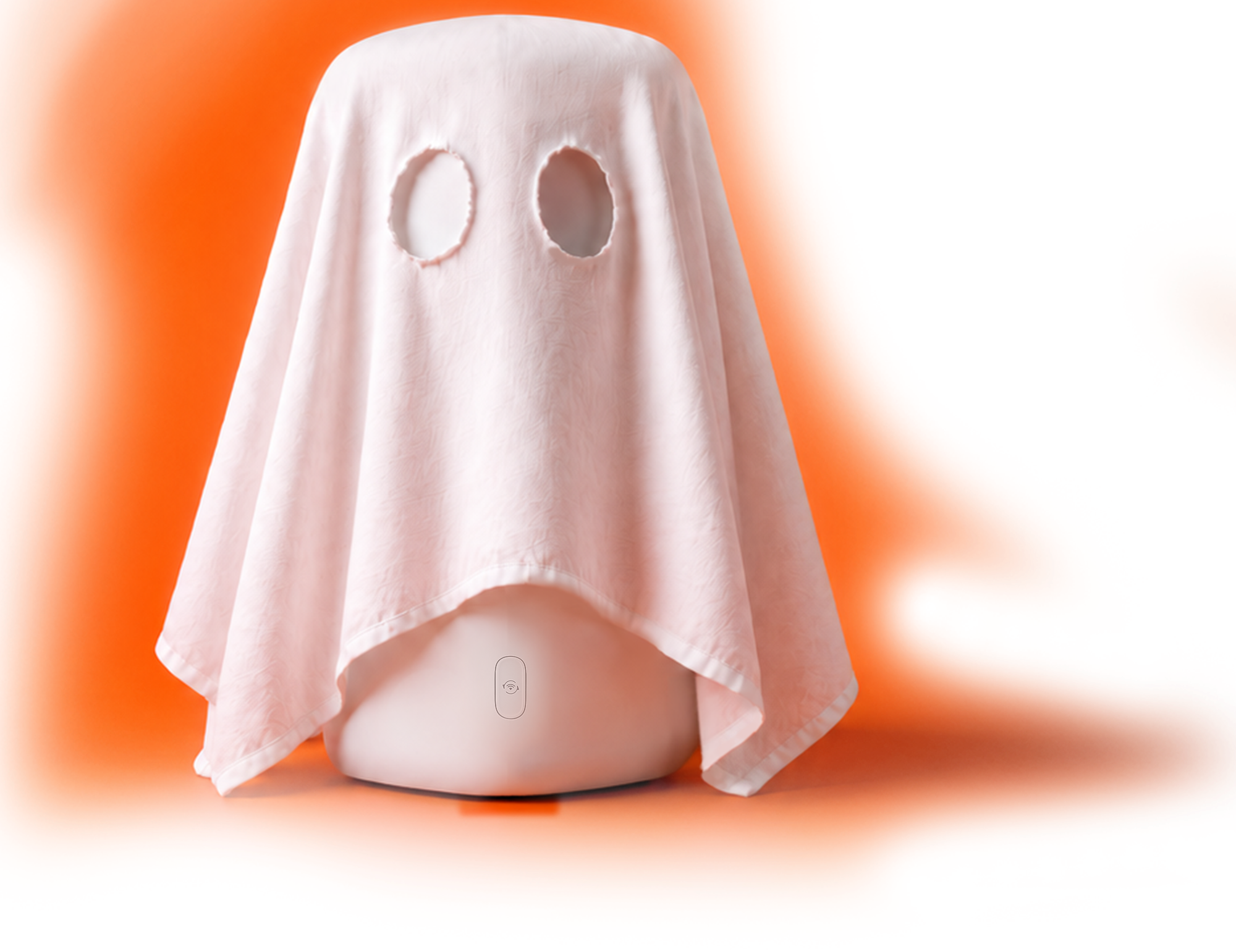 En wifi-router klædt ud som et hvidt spøgelse med øjenhuller, foran en orange baggrund. Halloween-tema.