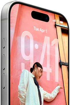 En iPhone med en lyserød skærm, der viser klokkeslæt 9:41 og en person i hvid jakke ved siden af.