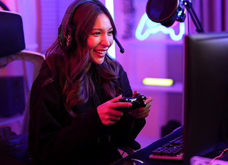 Internet til gaming. Kvinde med headset gamer på mobil bredbånd med stabil og hurtig 5G-forbindelse.