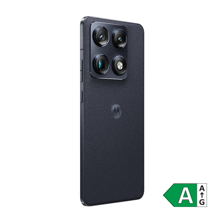 Motorola smartphone i mørkeblå set bagfra med fire kameralinser og energimærke A på hvid baggrund.