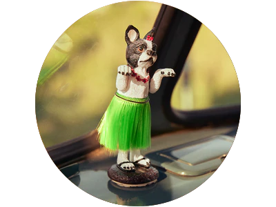 Dansende hund i forruden på en bil