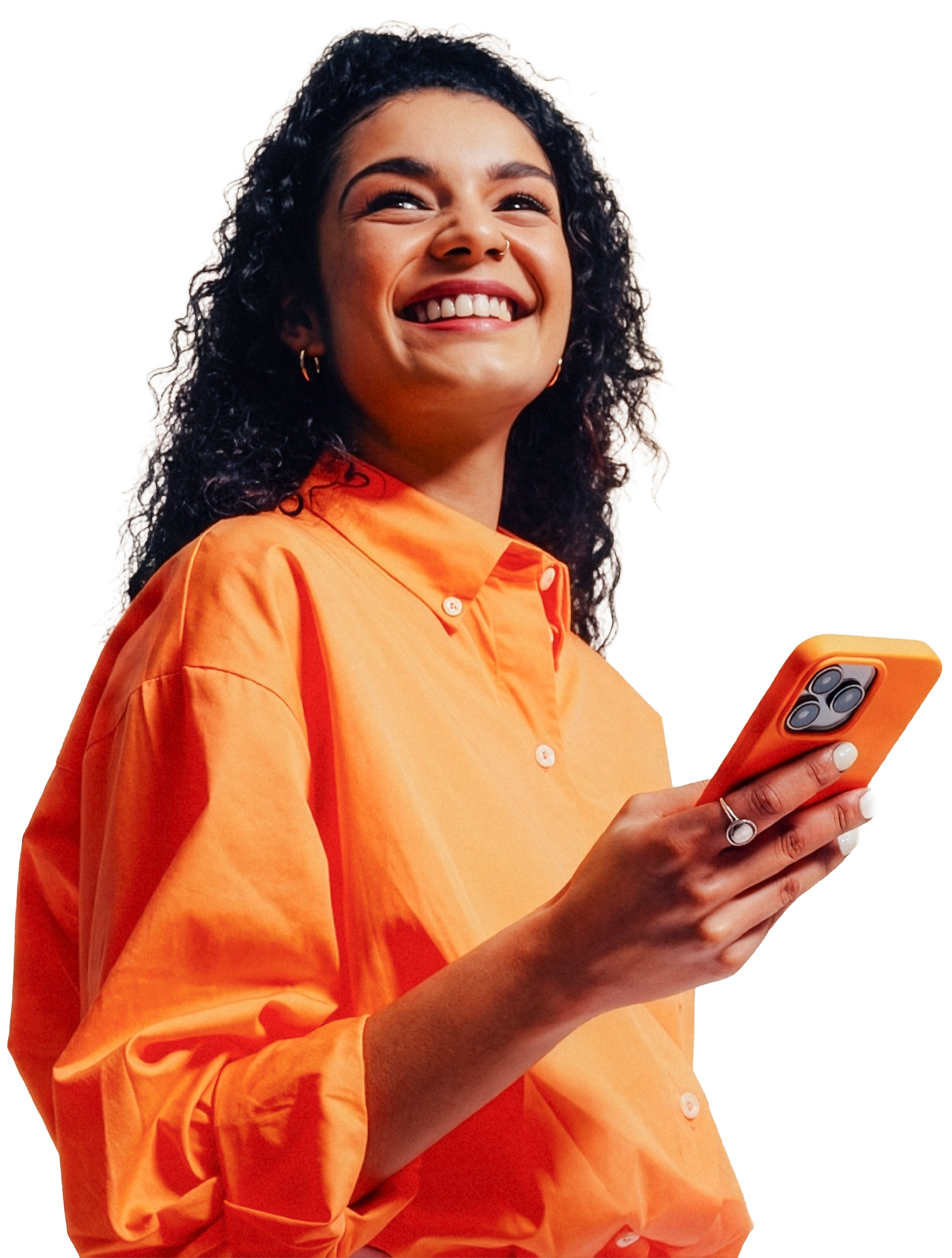 Ung smilende kvinde med krøllet hår i orange skjorte holder en orange smartphone og kigger opad.