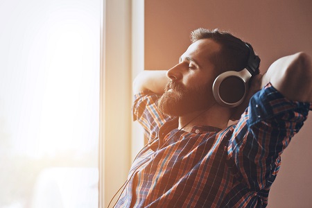 Afslappet mand med headset