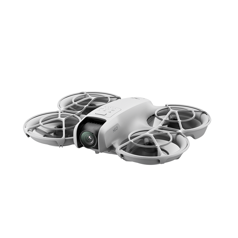 Lysegrå DJI Neo drone med fire beskyttede rotorer og et frontmonteret kamera, set fra siden mod hvid baggrund.