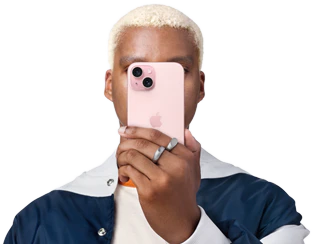 iPhone 15 - mand med lyserød telefon for ansigtet