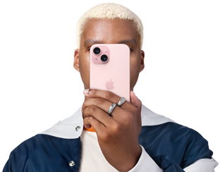 iPhone 15 - mand med lyserød telefon for ansigtet