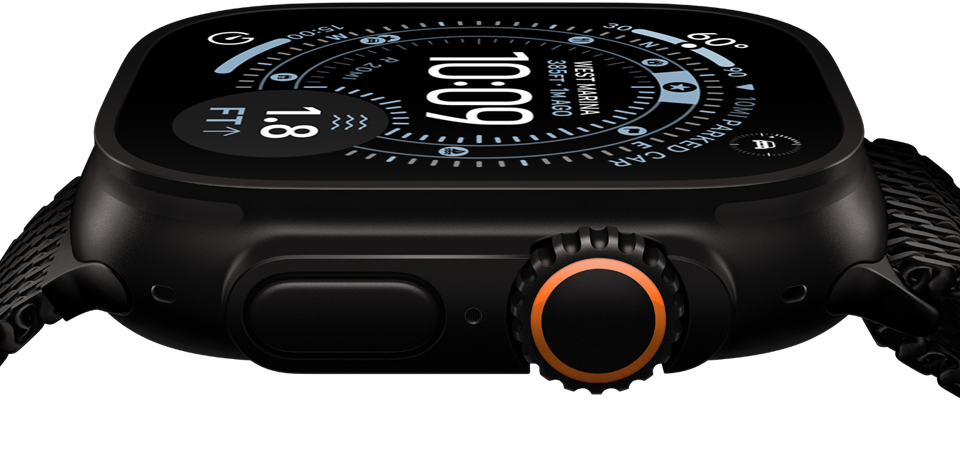 Sort smartwatch med firkantet skærm, digital urskive, orange drejeknap og sort rem set fra siden.