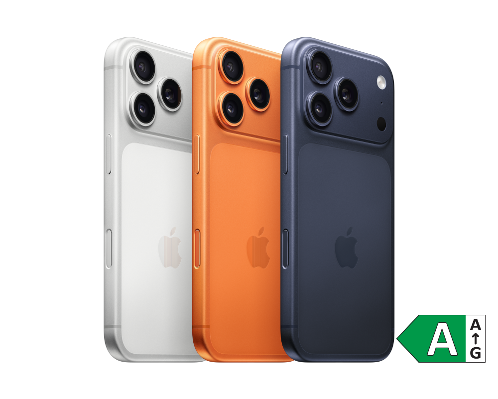 Tre iPhone-modeller set bagfra i farverne sølv, orange og mørkeblå med trippelkamera og energimærke A.