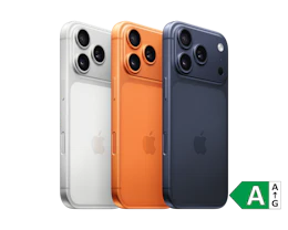 Tre iPhone-modeller set bagfra i farverne sølv, orange og mørkeblå med trippelkamera og energimærke A.