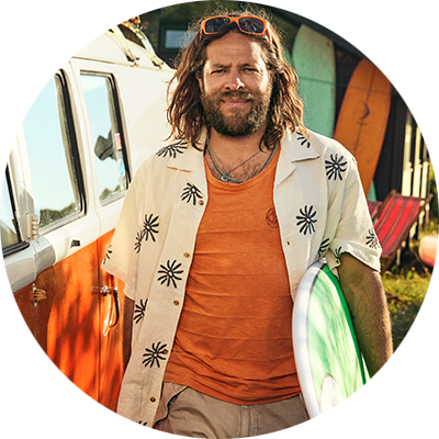 Surfer der går glad