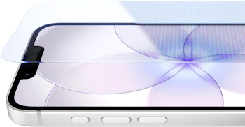 Beskyttelsesfilm til smartphone med lilla blomstermønster, der viser hvordan den passer til skærmen på en hvid telefon.