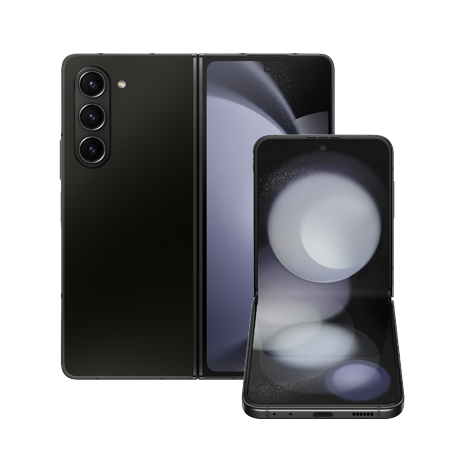 billedet viser Samsung Galaxy Z Fold5 og Flip5. Fold5 er placeret bagerst foldet ud, så man både kan se bagkameraet og skærmdesignet når mobil er foldet sammen. Foran er Flip5 placeret, som er illustreret ved mobil er lukket 45 grader ind 