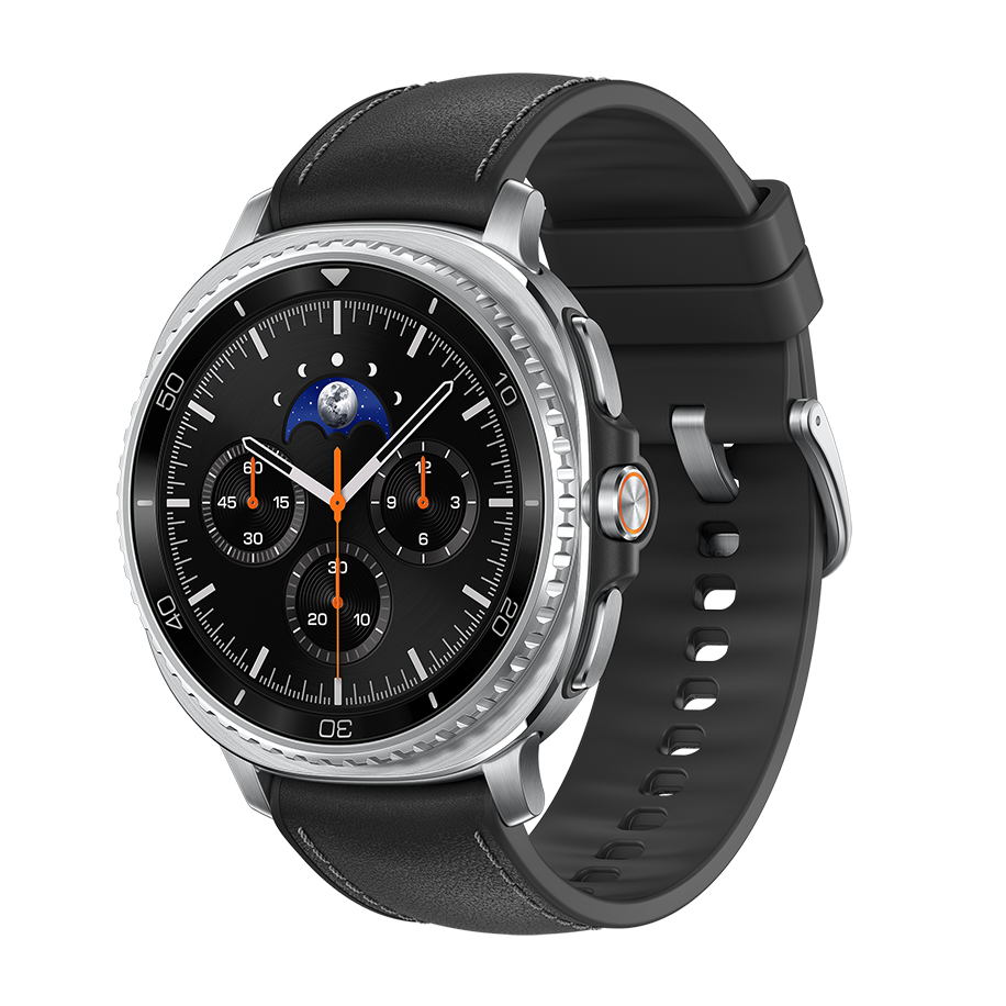 Elegant smartwatch med sølvfarvet urkasse, sort urskive med månefase og orange visere, monteret på sort læderrem.
