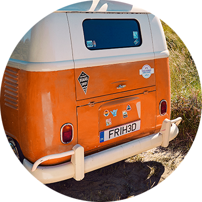 Bagende af bil med frihed på nummerpladen