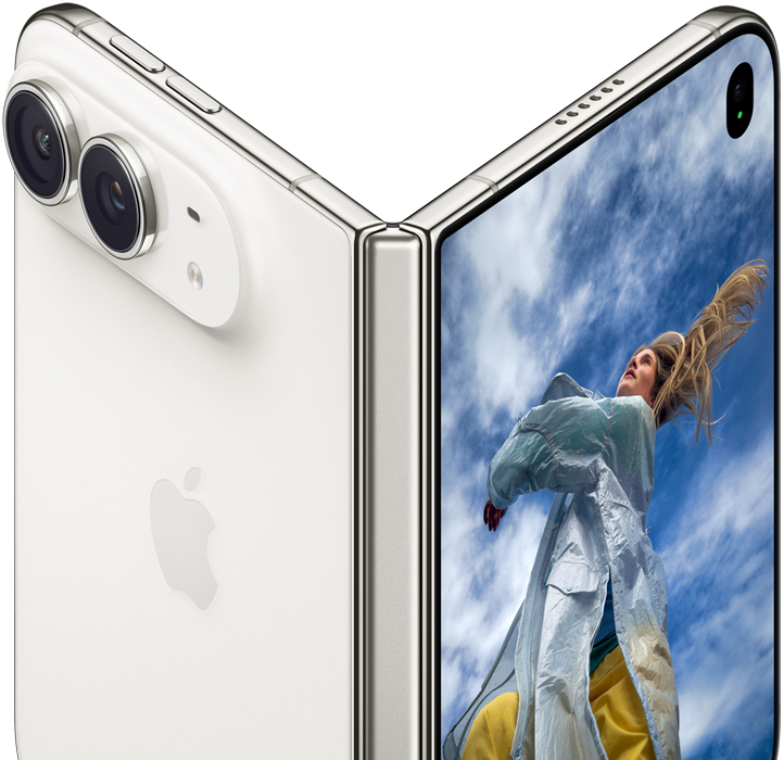 Hvid foldbar iPhone set fra siden med dobbelt kamera og skærm med kvinde mod blå himmel.