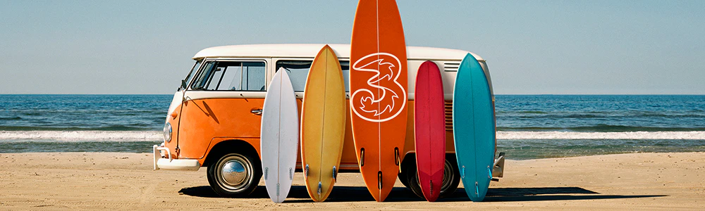 3Bus fra siden med surf boards