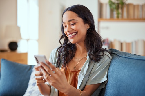 Kvinder bruger 5G på mobil i stue