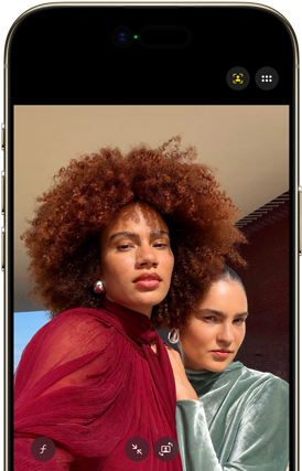 To personer med forskellig hårtype og tøj i røde og grønne nuancer, fotograferet på en smartphone-skærm.