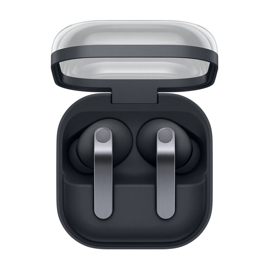 Trådløse høretelefoner i sort etui med gennemsigtig låg. Høretelefonerne har sølvfarvede stænger.