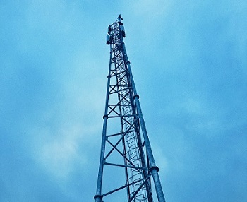 3G og 4G mast grå himmel