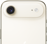 Nærbillede af bagsiden af en hvid smartphone med et enkelt kameraobjektiv og blitz.