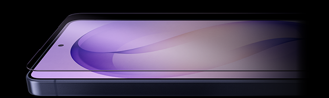 Nærbillede af smartphone med lilla skærm og beskyttelsesglas, vist fra siden mod en sort baggrund.