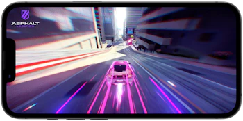 Skærmbillede fra racerspillet Asphalt med en lyserød bil, der kører i høj fart gennem en futuristisk by med neonlys.